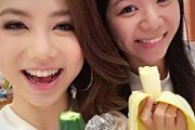 邓紫棋晒与妹妹合照 一个啃黄瓜一个吃香蕉[图]