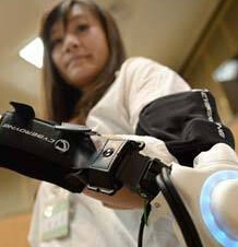 日本开发出机器人套装 用意念就可操控