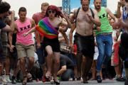 西班牙举办男士高跟鞋跑步比赛 同性恋骄傲游行[多图]