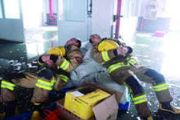 消防员抢救化工厂大火 累到手捧泡面都睡着[多图]