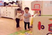范玮琪俩儿子打篮球感情好 哥哥进球弟弟鼓掌[图]