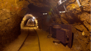 逃离地下采矿隧道图1
