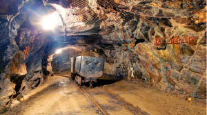 逃离地下采矿隧道图2