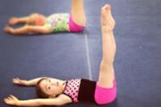 奥莉抬腿绷脚尖练习舞蹈 网友：体操小公主！[多图]