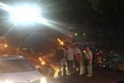 杭州交警路口执勤被撞卷入车底 众人冒雨施救[多图]