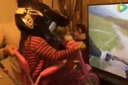 视频：年度最佳老爸已诞生手动带女儿体验4D骑车